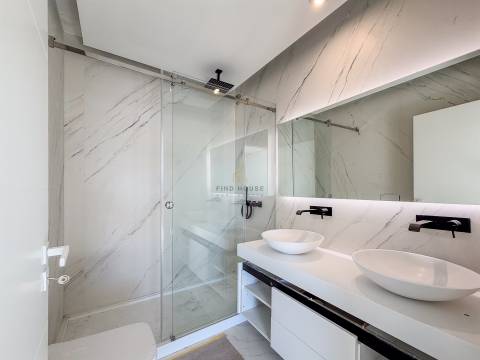 Vende-se Moradia T4 com jardim em Albarraque