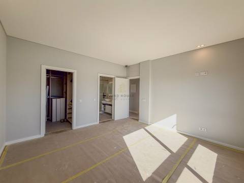 Vende-se Moradia T4 com jardim em Albarraque