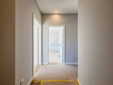 Vende-se Moradia T4 com jardim em Albarraque