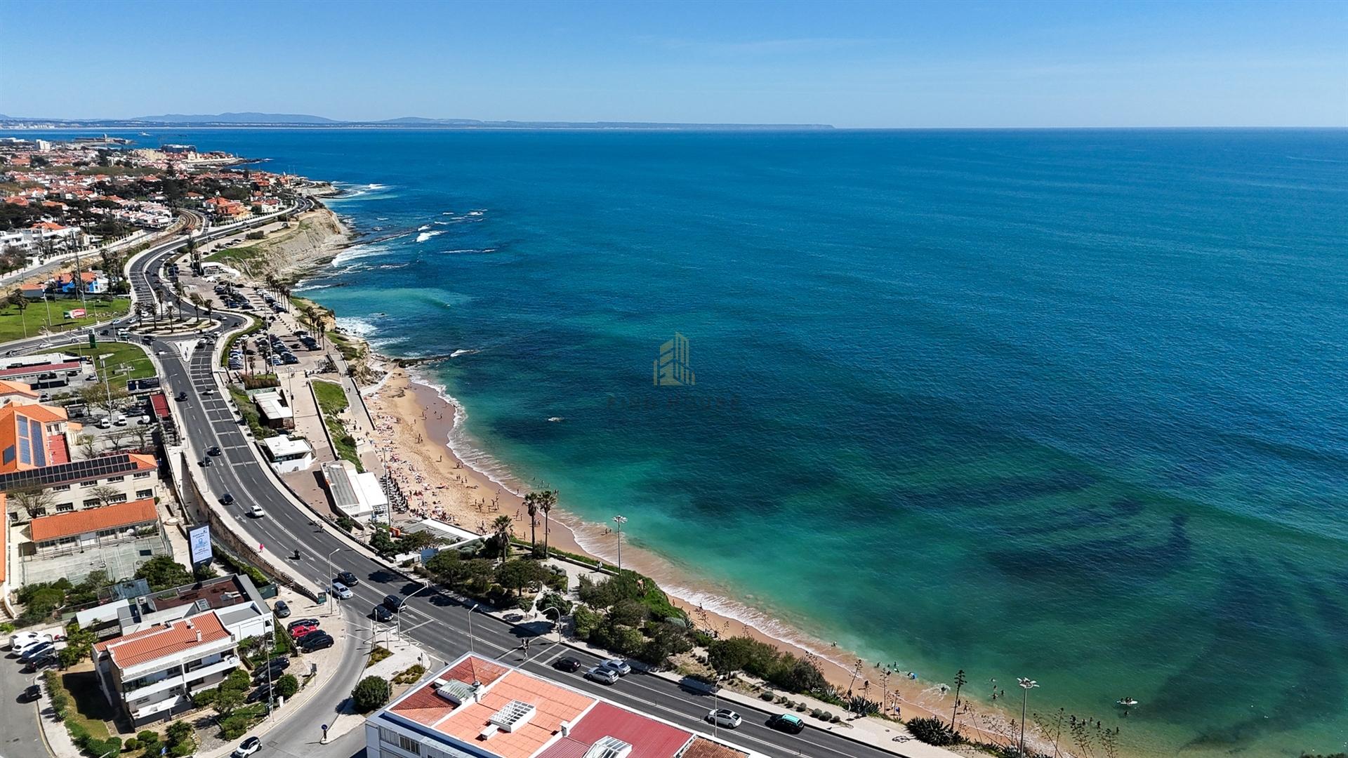 Moradia T4 de luxo em Condomínio Privado com Piscina e Jardim em São Pedro do Estoril