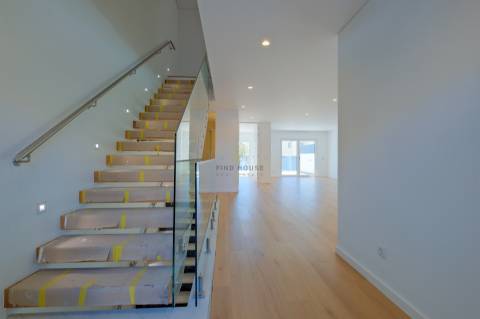 Moradia T4 de luxo em Condomínio Privado com Piscina e Jardim em São Pedro do Estoril