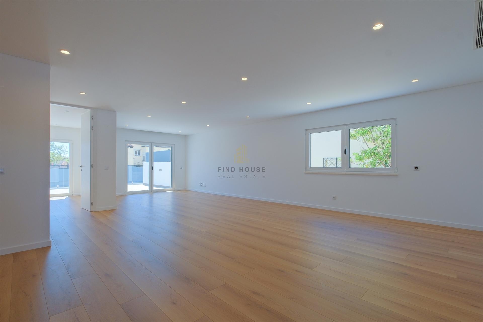 Moradia T4 de luxo em Condomínio Privado com Piscina e Jardim em São Pedro do Estoril