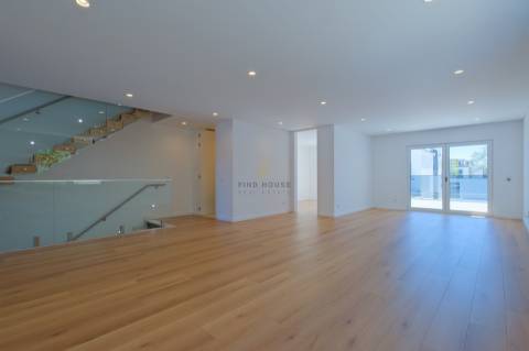 Moradia T4 de luxo em Condomínio Privado com Piscina e Jardim em São Pedro do Estoril