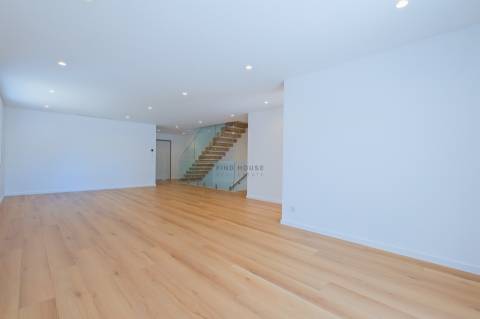 Moradia T4 de luxo em Condomínio Privado com Piscina e Jardim em São Pedro do Estoril