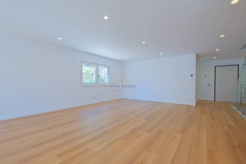 Moradia T4 de luxo em Condomínio Privado com Piscina e Jardim em São Pedro do Estoril