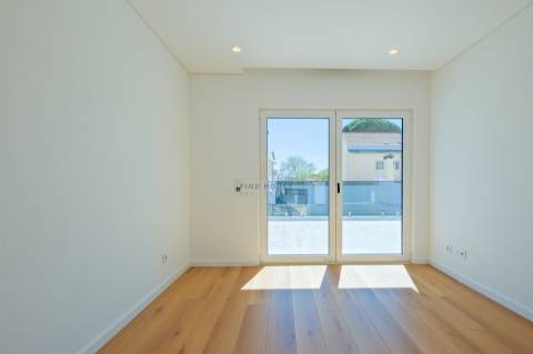 Moradia T4 de luxo em Condomínio Privado com Piscina e Jardim em São Pedro do Estoril