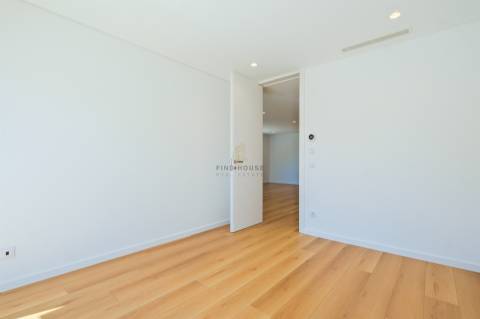 Moradia T4 de luxo em Condomínio Privado com Piscina e Jardim em São Pedro do Estoril