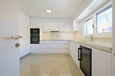 Moradia T4 de luxo em Condomínio Privado com Piscina e Jardim em São Pedro do Estoril