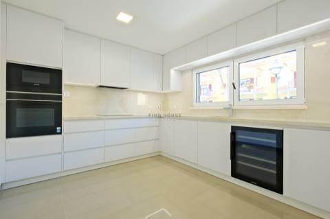 Moradia T4 de luxo em Condomínio Privado com Piscina e Jardim em São Pedro do Estoril