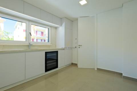 Moradia T4 de luxo em Condomínio Privado com Piscina e Jardim em São Pedro do Estoril