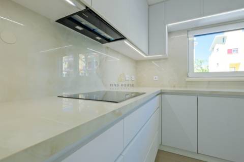 Moradia T4 de luxo em Condomínio Privado com Piscina e Jardim em São Pedro do Estoril