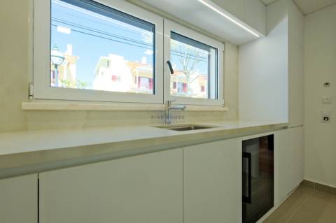 Moradia T4 de luxo em Condomínio Privado com Piscina e Jardim em São Pedro do Estoril