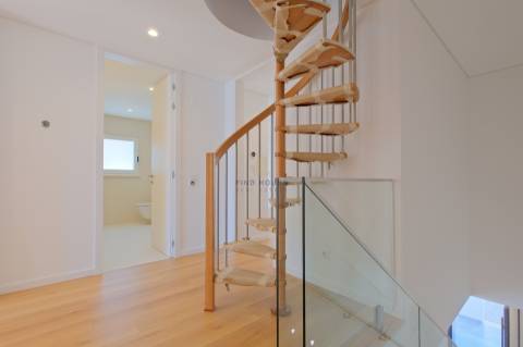 Moradia T4 de luxo em Condomínio Privado com Piscina e Jardim em São Pedro do Estoril