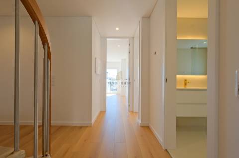 Moradia T4 de luxo em Condomínio Privado com Piscina e Jardim em São Pedro do Estoril