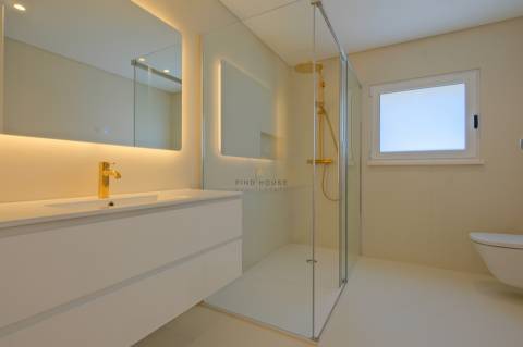 Moradia T4 de luxo em Condomínio Privado com Piscina e Jardim em São Pedro do Estoril