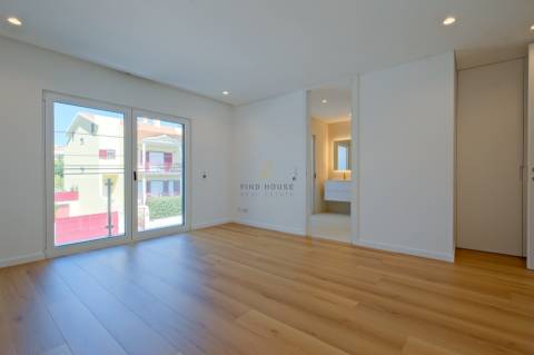 Moradia T4 de luxo em Condomínio Privado com Piscina e Jardim em São Pedro do Estoril