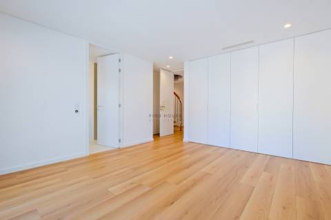 Moradia T4 de luxo em Condomínio Privado com Piscina e Jardim em São Pedro do Estoril