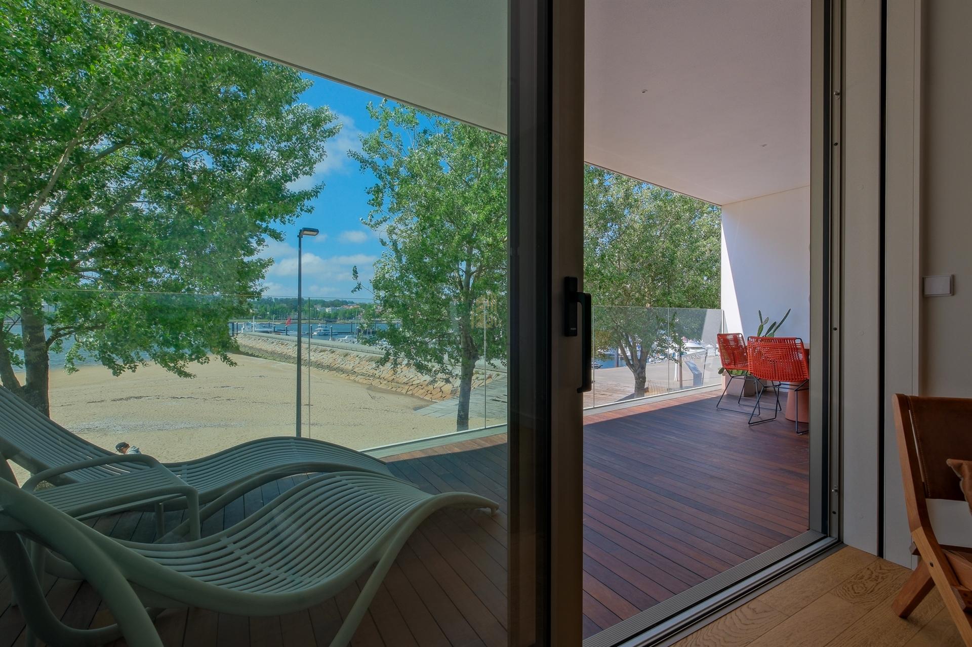 Arrenda-se T1 mobilado, com garagem e frente de Rio na Afurada, Vila Nova de Gaia