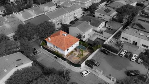 Moradia T3 com amplo logradouro e estacionamento na Pampilheira , Cascais