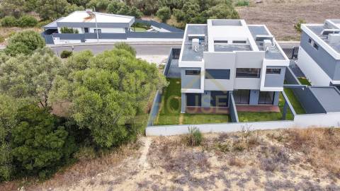 Moradia geminada T3 em Bicesse