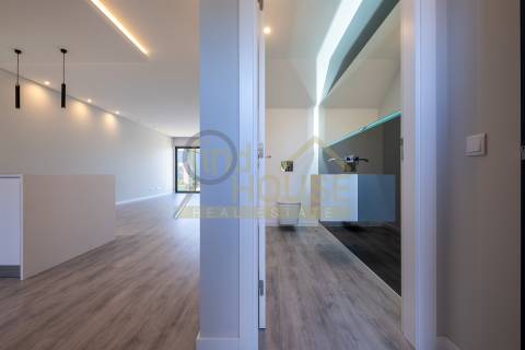 Moradia geminada T3 em Bicesse