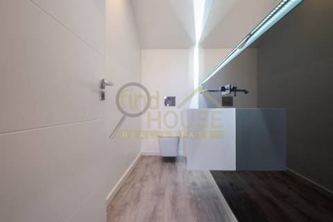 Moradia geminada T3 em Bicesse