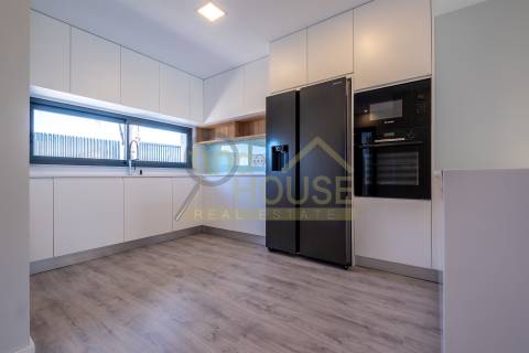 Moradia geminada T3 em Bicesse