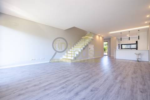 Moradia geminada T3 em Bicesse