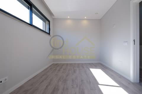 Moradia geminada T3 em Bicesse