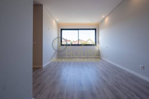 Moradia geminada T3 em Bicesse