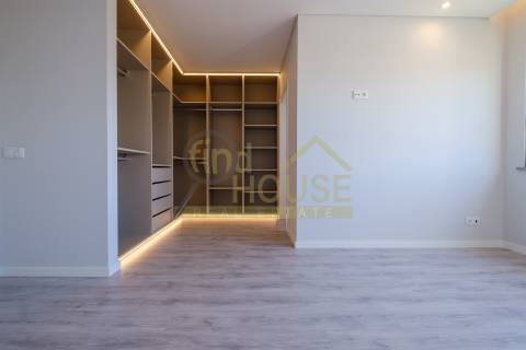 Moradia geminada T3 em Bicesse