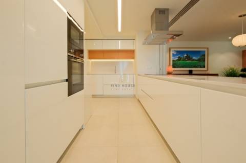 Apartamento T3 em condomínio privado, com terraços e garagem, no Príncipe Real
