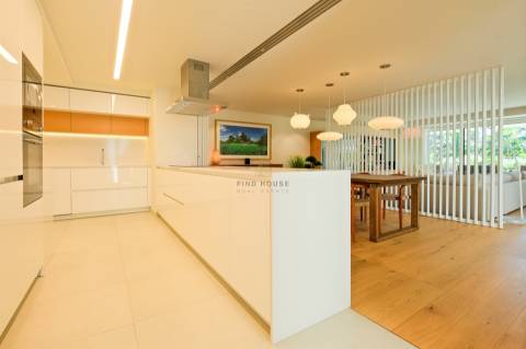 Apartamento T3 em condomínio privado, com terraços e garagem, no Príncipe Real