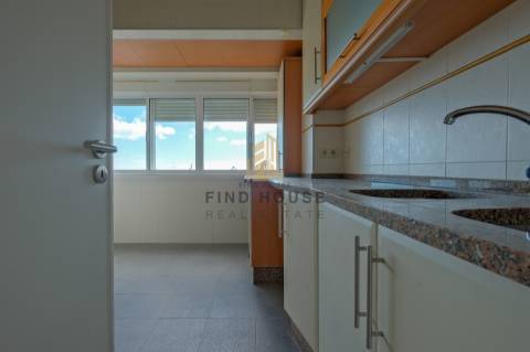 Arrenda-se Apartamento T2 com vista Rio em Penha de França, Lisboa