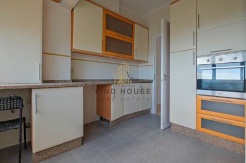 Arrenda-se Apartamento T2 com vista Rio em Penha de França, Lisboa