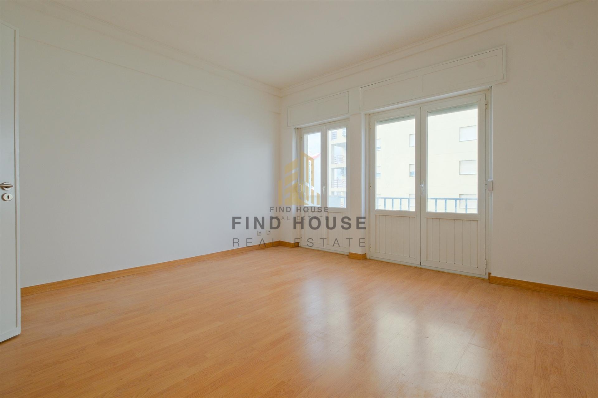 Arrenda-se Apartamento T1 com vista Rio em Penha de França, Lisboa