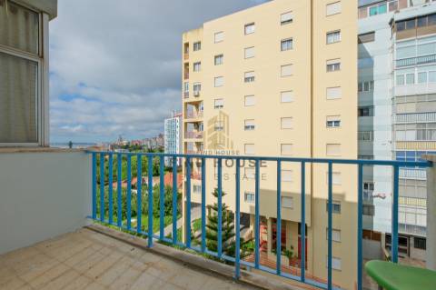 Arrenda-se Apartamento T1 com vista Rio em Penha de França, Lisboa