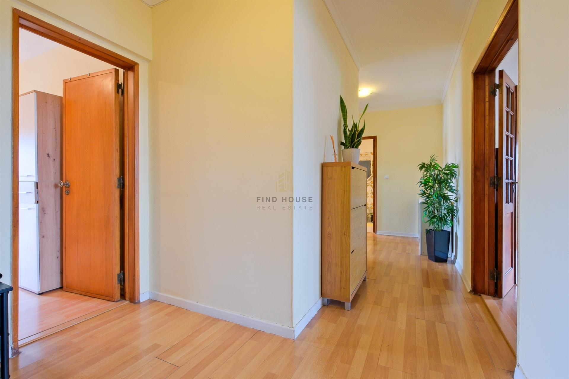 Vende-se Apartamento T3 em Pai do Vento, Cascais