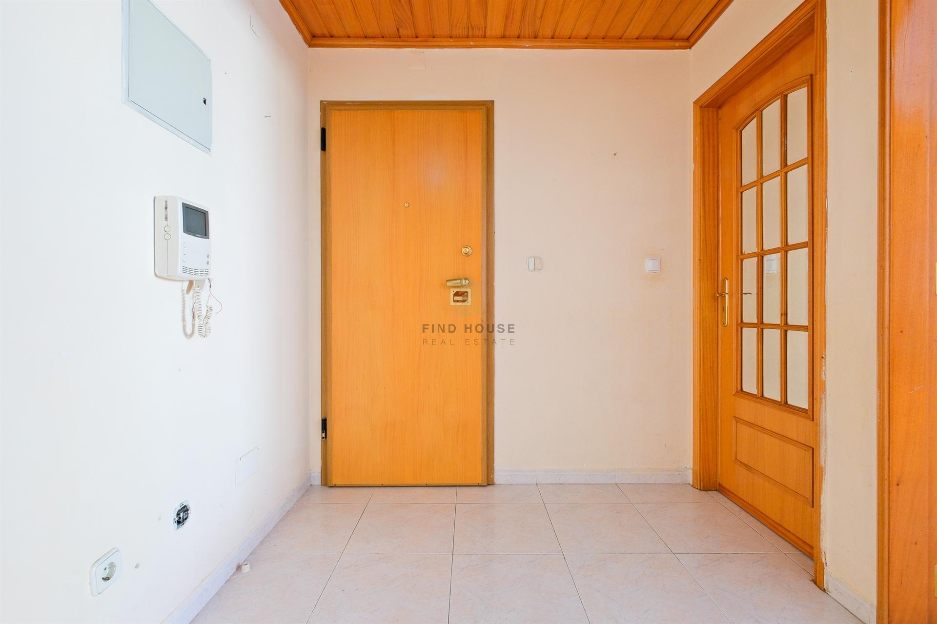 Apartamento T2 com terraço, lugar de garagem e arrecadação em Vale de Mourão, Agualva-Cacém