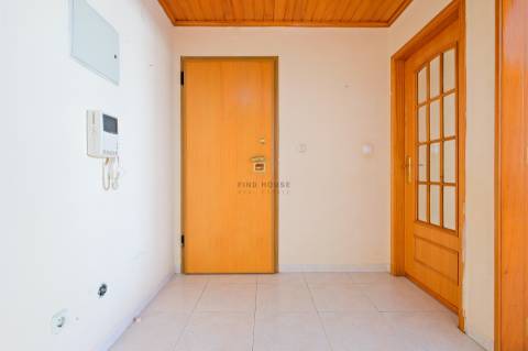 Apartamento T2 com terraço, lugar de garagem e arrecadação em Vale de Mourão, Agualva-Cacém