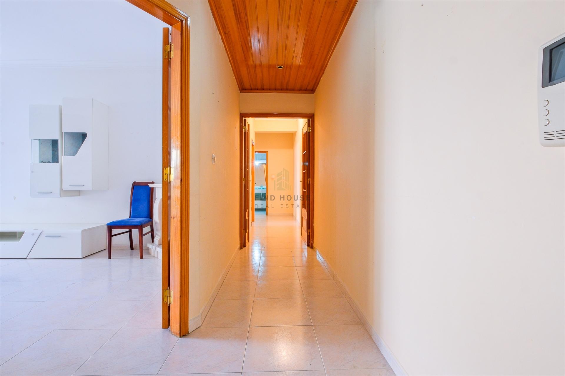 Apartamento T2 com terraço, lugar de garagem e arrecadação em Vale de Mourão, Agualva-Cacém