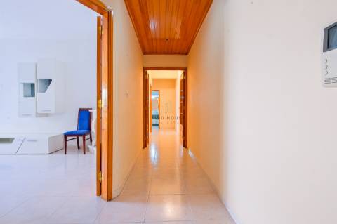 Apartamento T2 com terraço, lugar de garagem e arrecadação em Vale de Mourão, Agualva-Cacém