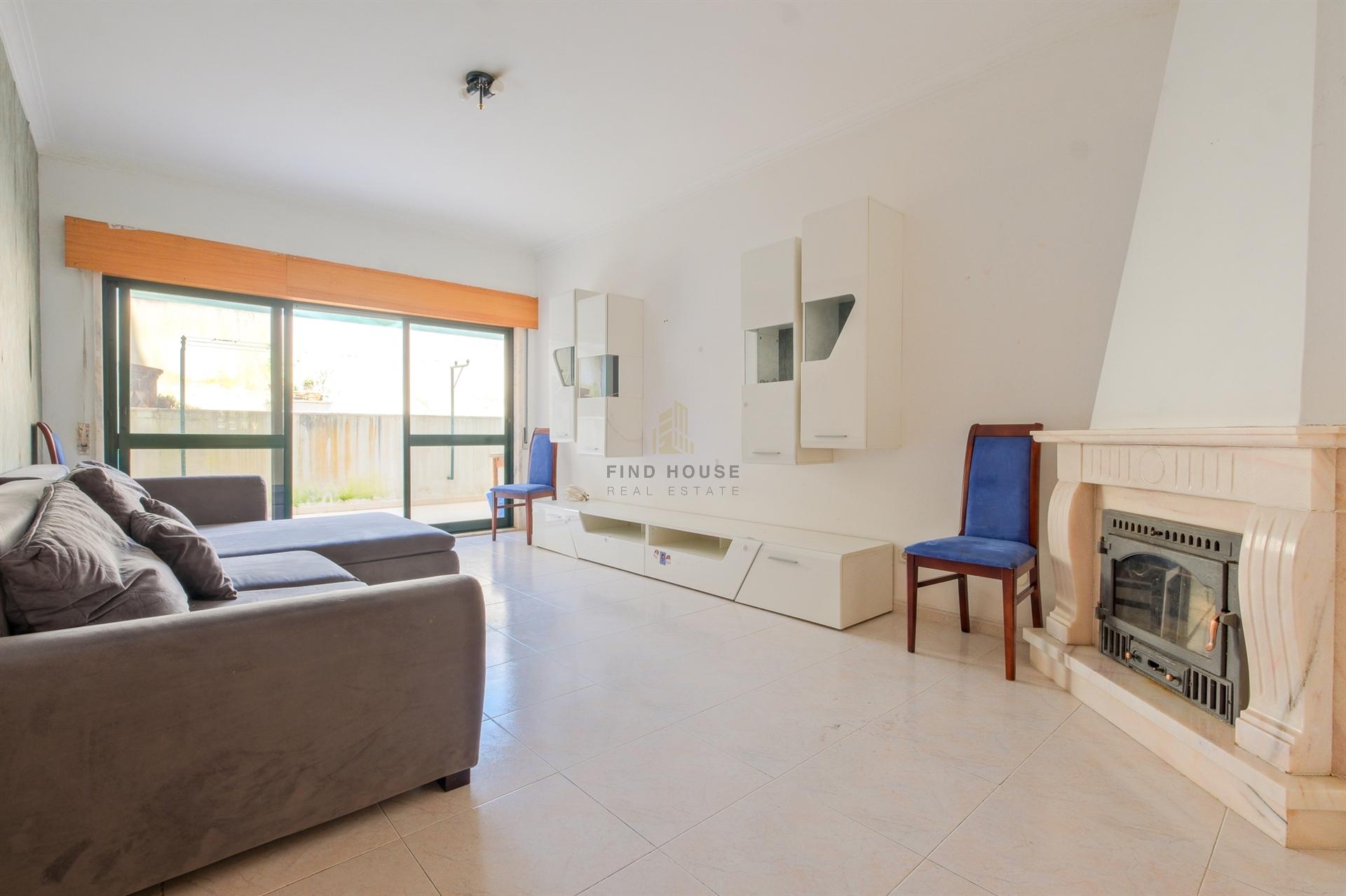 Apartamento T2 com terraço, lugar de garagem e arrecadação em Vale de Mourão, Agualva-Cacém
