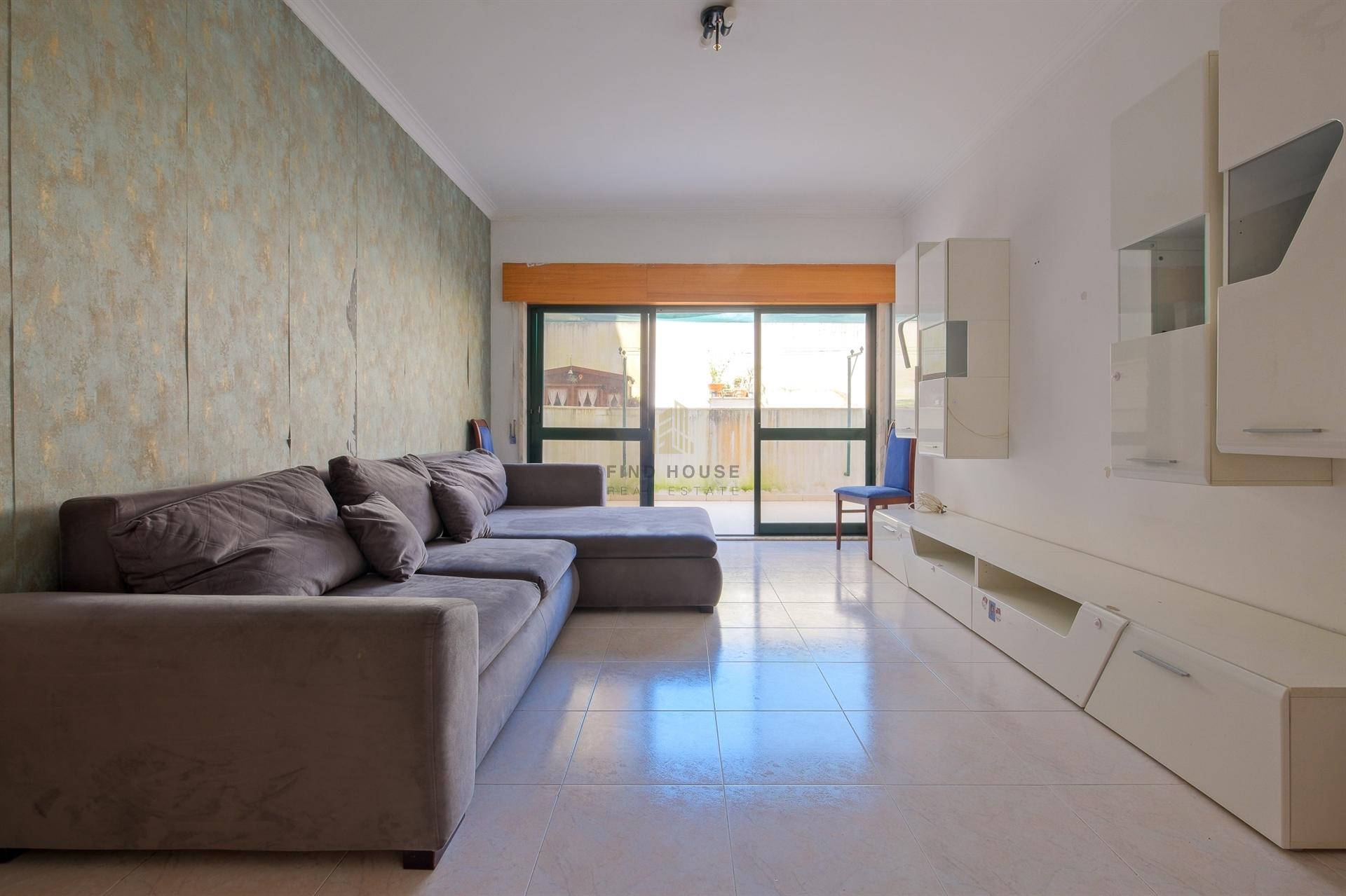 Apartamento T2 com terraço, lugar de garagem e arrecadação em Vale de Mourão, Agualva-Cacém