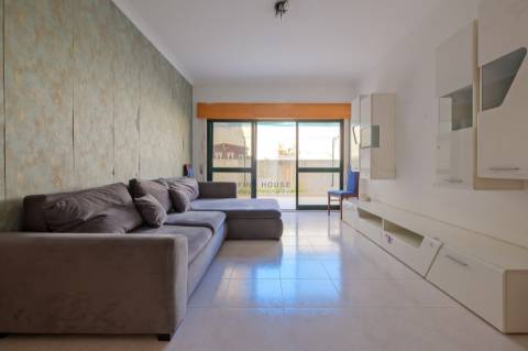 Apartamento T2 com terraço, lugar de garagem e arrecadação em Vale de Mourão, Agualva-Cacém