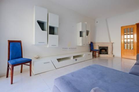 Apartamento T2 com terraço, lugar de garagem e arrecadação em Vale de Mourão, Agualva-Cacém