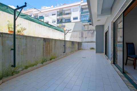 Apartamento T2 com terraço, lugar de garagem e arrecadação em Vale de Mourão, Agualva-Cacém