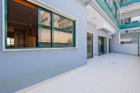 Apartamento T2 com terraço, lugar de garagem e arrecadação em Vale de Mourão, Agualva-Cacém