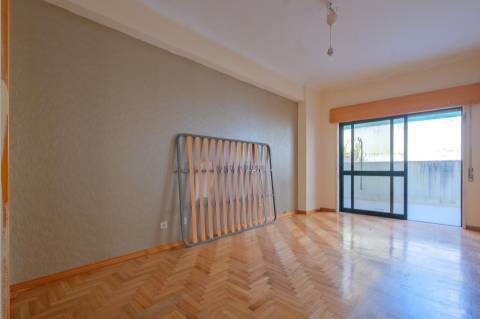 Apartamento T2 com terraço, lugar de garagem e arrecadação em Vale de Mourão, Agualva-Cacém