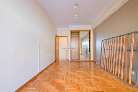 Apartamento T2 com terraço, lugar de garagem e arrecadação em Vale de Mourão, Agualva-Cacém